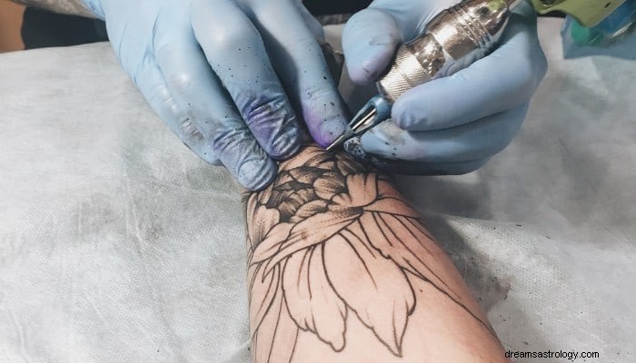 Significado dos sonhos com tatuagem:como parar de gostar de alguém? 