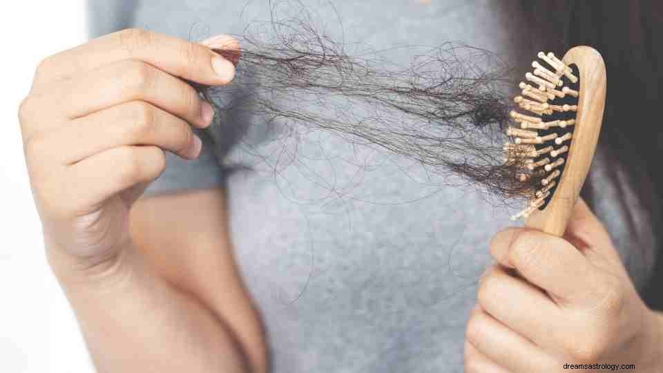 O sonho de queda de cabelo prevê perda e engano? 
