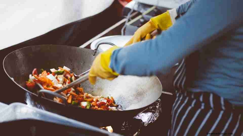 Rêve de cuisine :plus de 170 scénarios de rêve et leur signification 