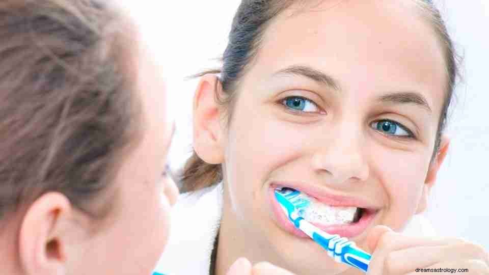 Vous êtes-vous réveillé en rêvant de vous brosser les dents ? Voici ce que cela signifie ! 