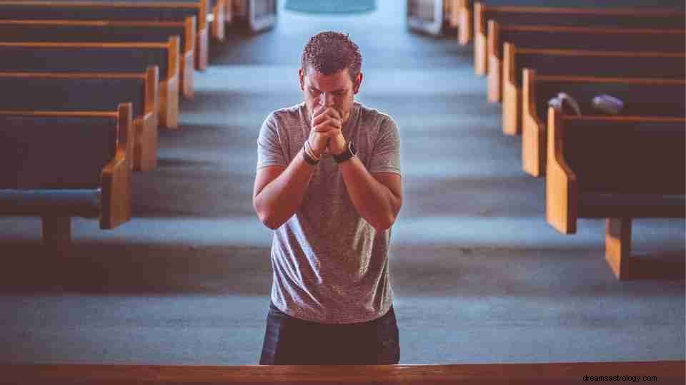 Soñar con rezar:53 tramas y sus significados 