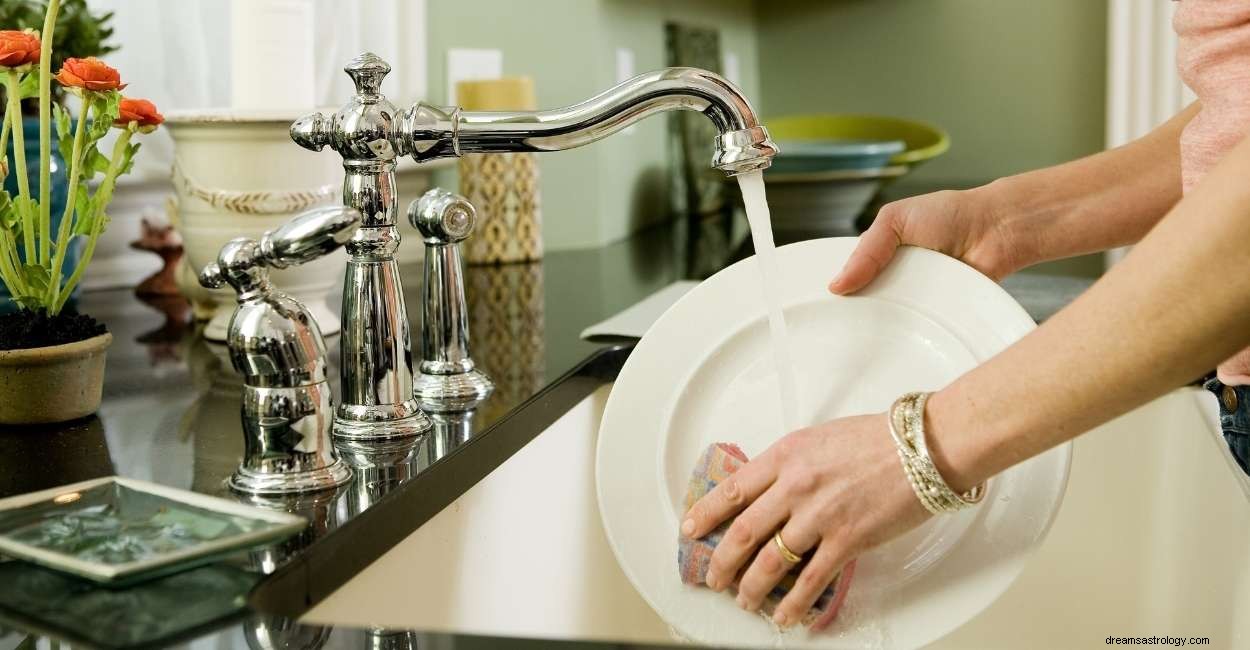 Sen o myciu naczyń – 48 wątków i znaczeń 