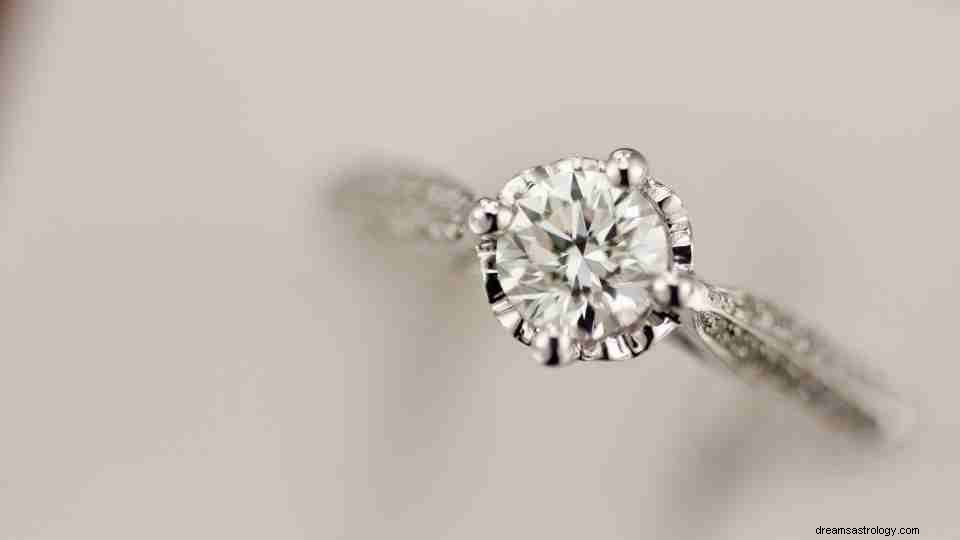Você sonhou com anel de diamante? Interprete seu significado agora! 
