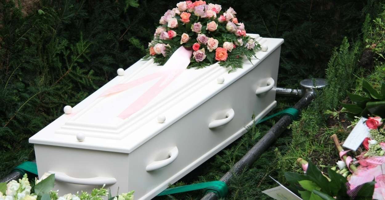 Dream Of Coffin :125 intrigues et leur signification 