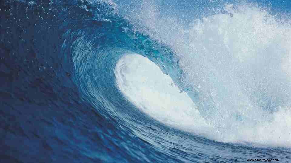Drømme om bølger – 74 drømmescenarier og deres betydninger 