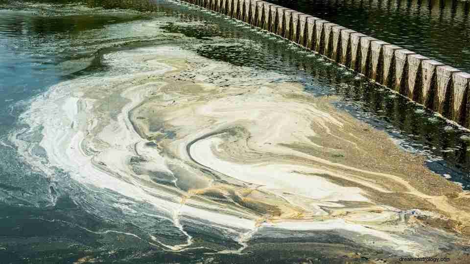 ¿Te despertaste soñando con agua sucia? ¡Esto es lo que significa! 