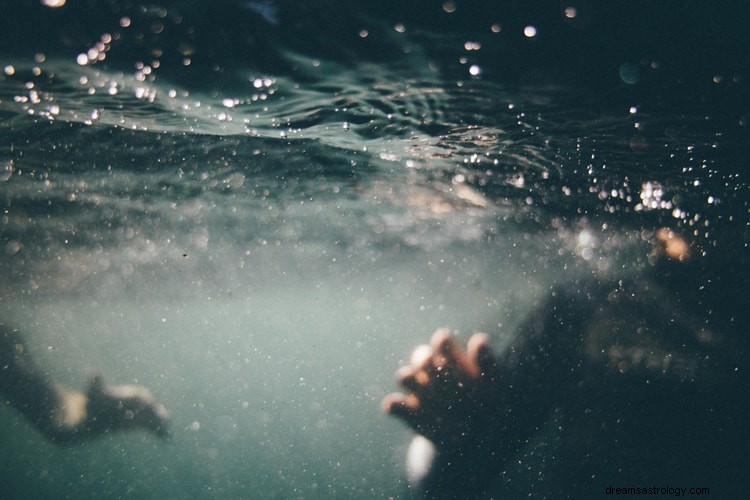 O que realmente significa o sonho assustador de se afogar?