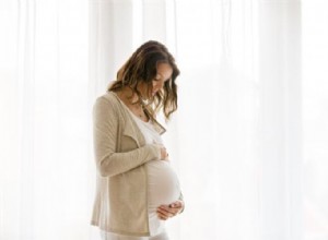 Mujer embarazada sueña con usar zapatos nuevos