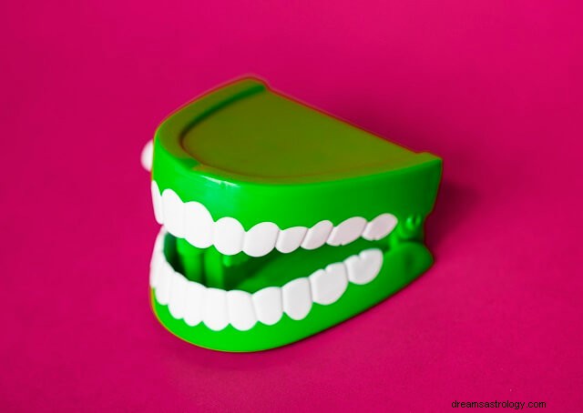 Vad betyder det när du drömmer om tänder:Den här är intressant