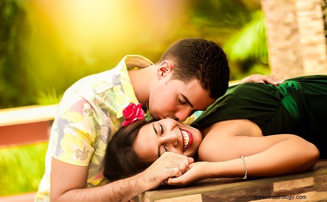 Drömma om att kyssas:Vad är dess faktiska betydelser?