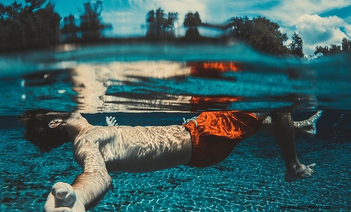 Marzenia o pływaniu – znaczenie i interpretacja