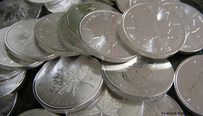 Soñar con Recibir Monedas de Plata – Interpretación y Significado