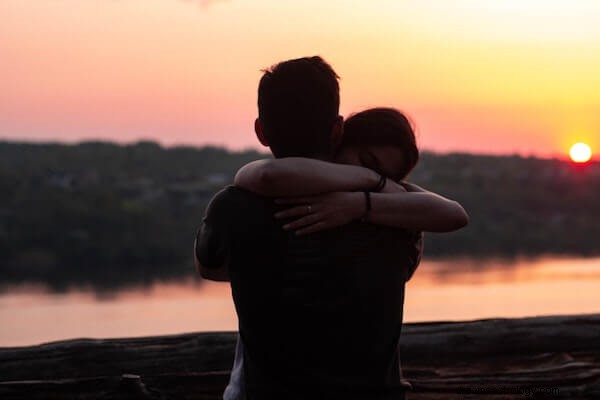 Śniące znaczenie przytulania płaczącego kogoś:co oznacza przytulanie i płacz we śnie?