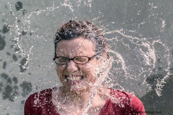 Quelqu un versant de l eau sur moi Signification du rêve :interprétons maintenant !