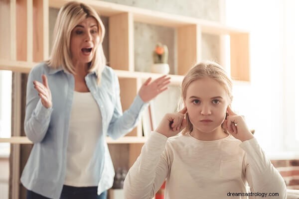 Estás enojado y le gritas a la madre en sueños Significado:¿Qué significa?