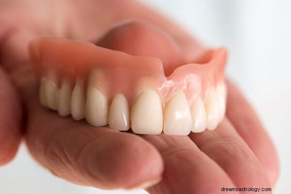 Rêve de fausses dents qui tombent Signification :qu est-ce que cela signifie ? Interprétons