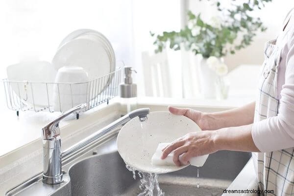 Vaske oppvask Drømmebetydning:Hva betyr oppvask i en drøm?