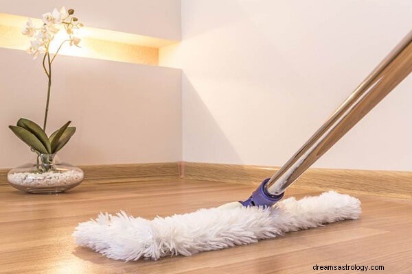 Rengöring av golvet med vatten i Dream:What Dream About Mopping The Floor Means