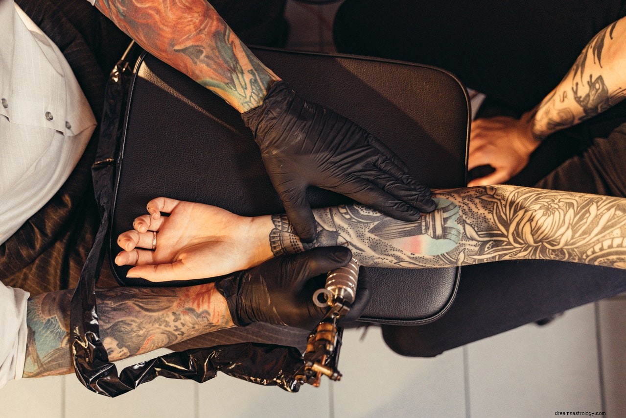 O significado e a interpretação dos sonhos sobre tatuagens