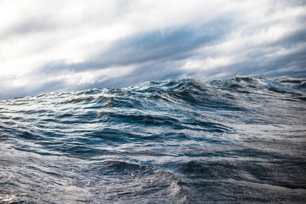 Sen o moři a oceánu:interpretace a symbolismus