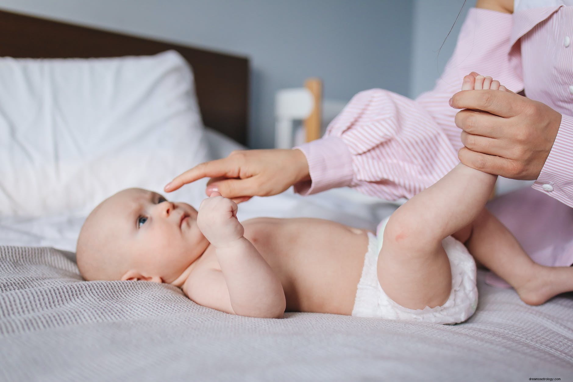 赤ちゃんの夢を見る:小さな女の子の夢の解釈