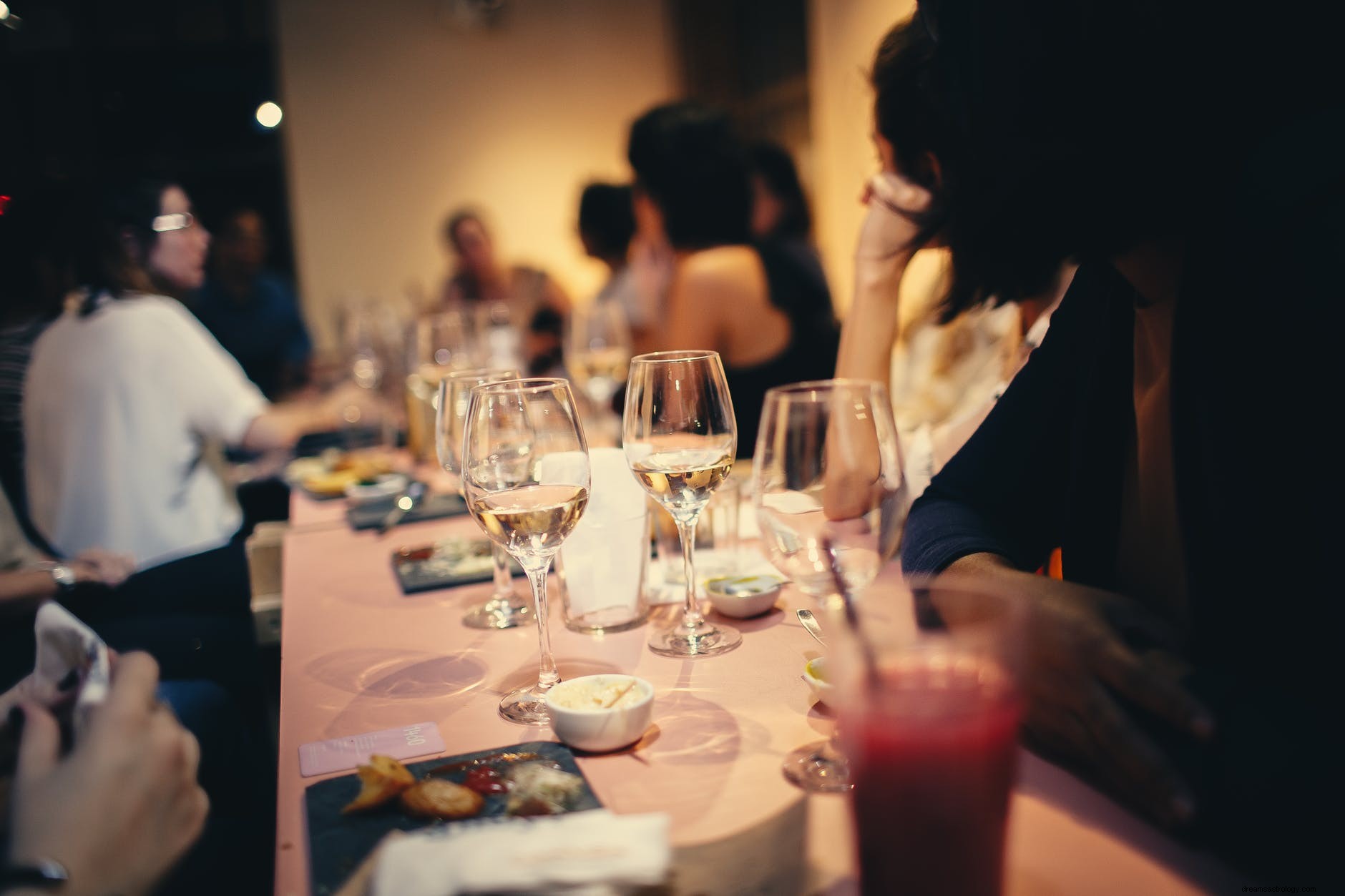 Ir a una fiesta o una fiesta con amigos Significado e interpretación de los sueños