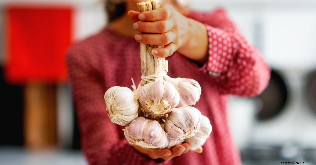 Knoblauch im Traum sehen und schälen:Bedeutung und Symbolik 