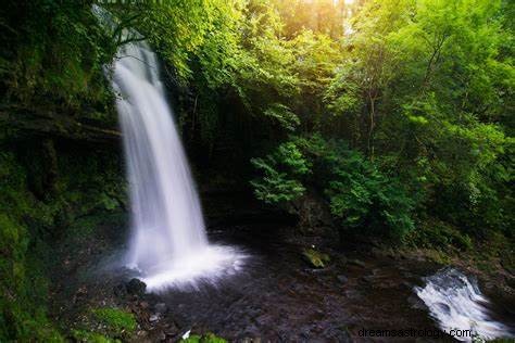 Wasserfalltraum Bedeutung:Einen Wasserfall zu sehen ist gut oder schlecht