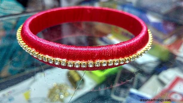 Rêve de bracelets en verre Signification :Bracelets en verre brisé dans un rêve
