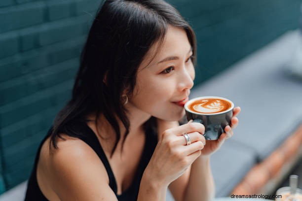 Πίνοντας καφέ στο όνειρο:Σύμβολο της παρασκευής καφέ στο όνειρο