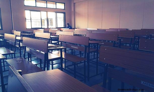 Schoolbusdroom Betekenis:Old School in Dream zien