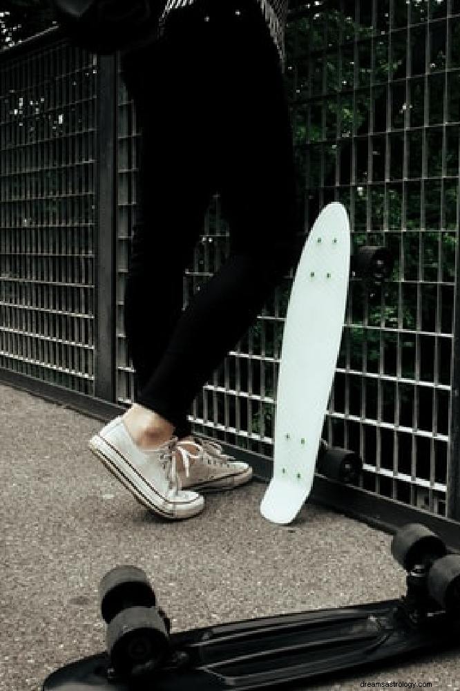 Wat betekent dromen over een skateboard?