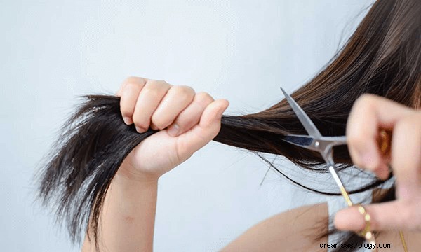 Sonhos sobre cortar o cabelo:o que é significado e simbolismo