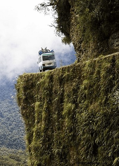 Dreams About Driving Off a Cliff:What’s Meaning and Symbolism