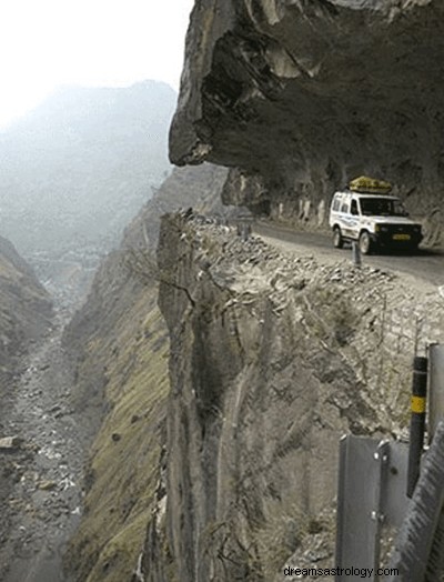 Träume davon, von einer Klippe zu fahren:Bedeutung und Symbolik