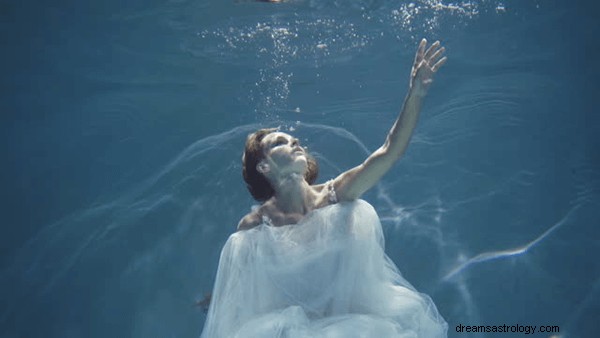 Drømme om at drukne:Hvad betyder og symbolik