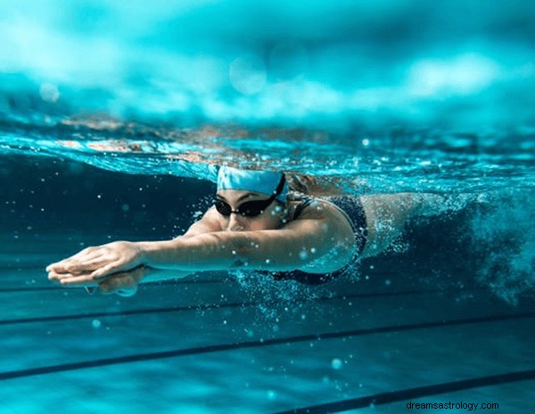 Drømmer om svømming:hva betyr og symbolikk
