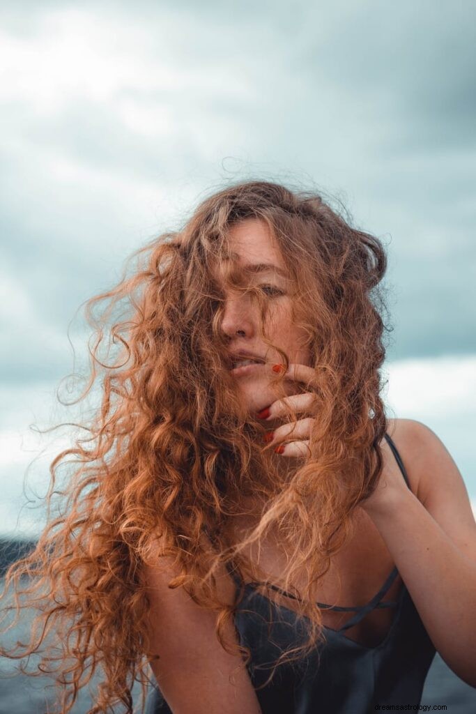 11 significados espirituales del cabello en los sueños:¿es buena suerte?