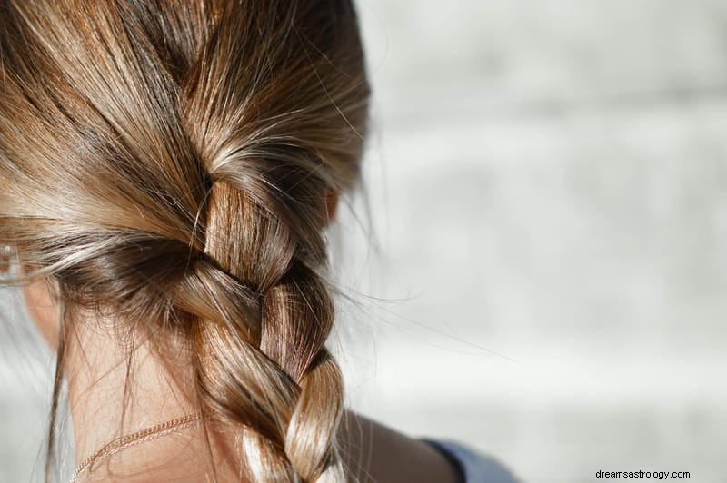 11 spirituelle Bedeutungen von Haaren in Träumen:Bringt es Glück?