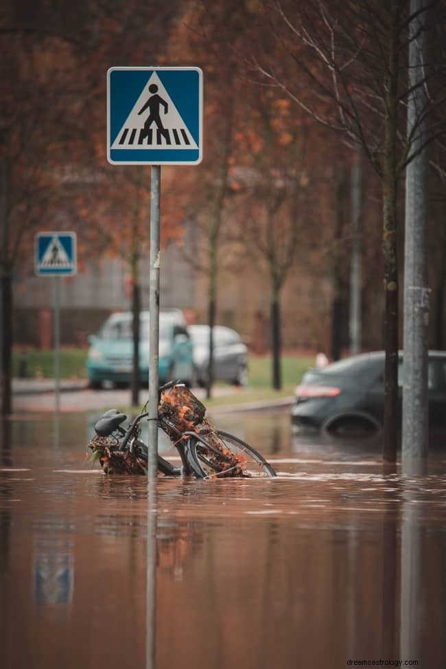 9 Duchowych znaczeń zalania domów w snach