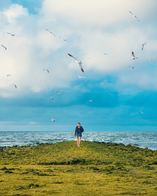 9 betekenissen van dromen over iemand die sterft die nog leeft of dood is