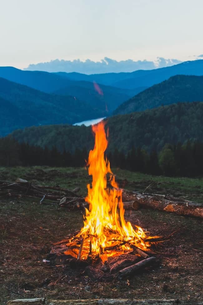 Quelle est la signification spirituelle du feu dans un rêve ? 7 messages