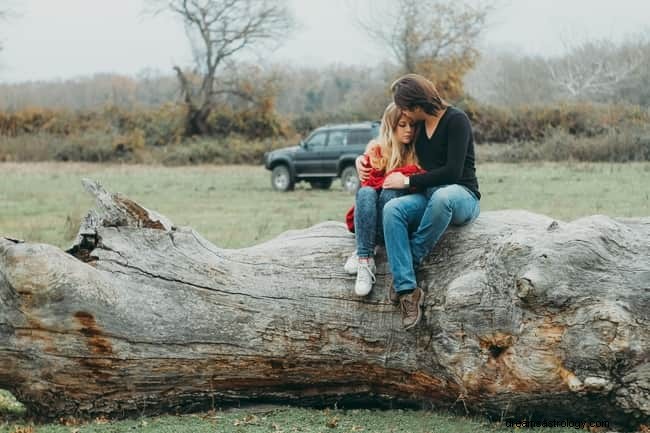 Pourquoi est-ce que je continue à rêver de mon ex ? 8 significations spirituelles