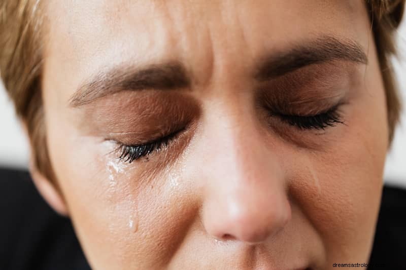 11 significados espirituales de llorar en un sueño:tú o alguien más