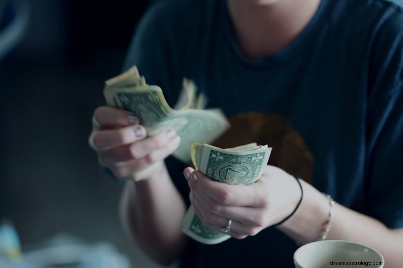 11 bibliska betydelser av att ta emot pengar i en dröm