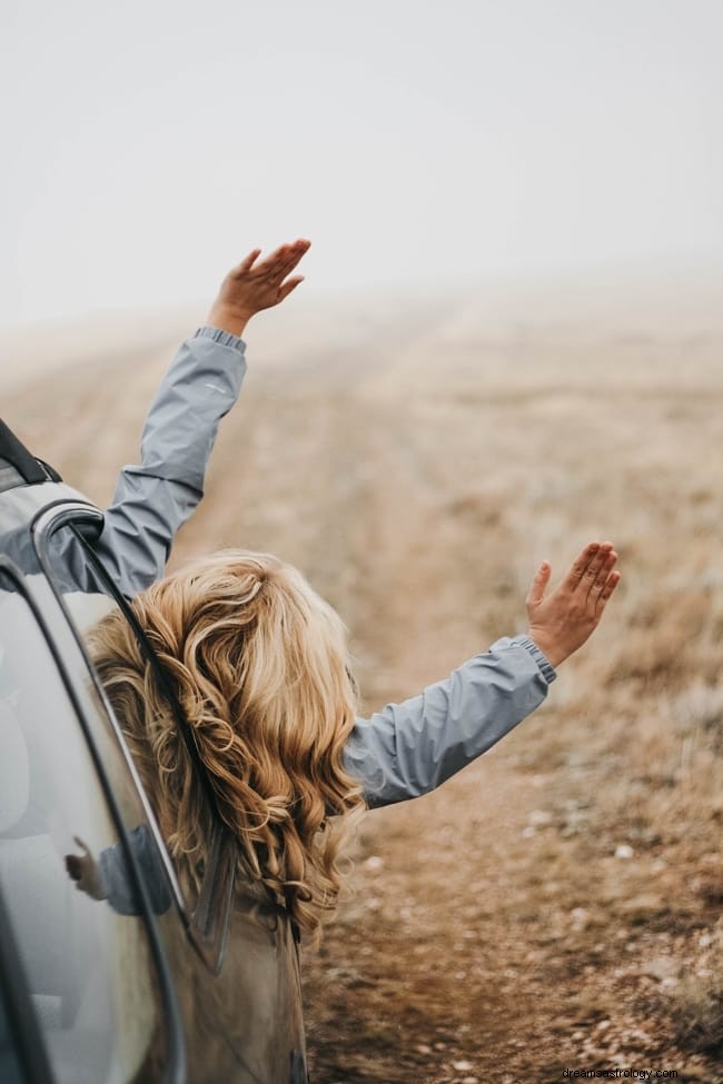 11 spirituelle betydninger af at køre bil i en drøm