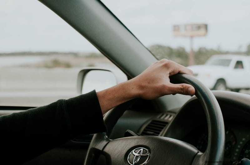 11 πνευματικές έννοιες της οδήγησης αυτοκινήτου σε ένα όνειρο