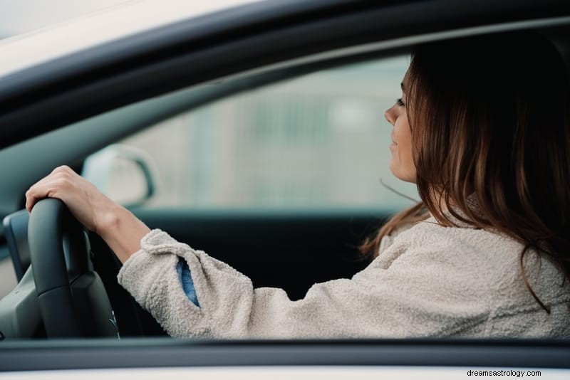 11 significati spirituali di guidare un auto in un sogno