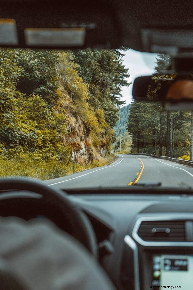 11 significati spirituali di guidare un auto in un sogno