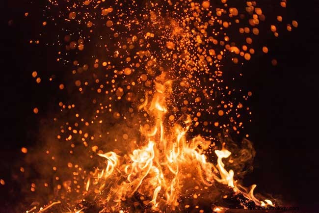 9 Biblisk betydelse av eld i drömmar och tolkning